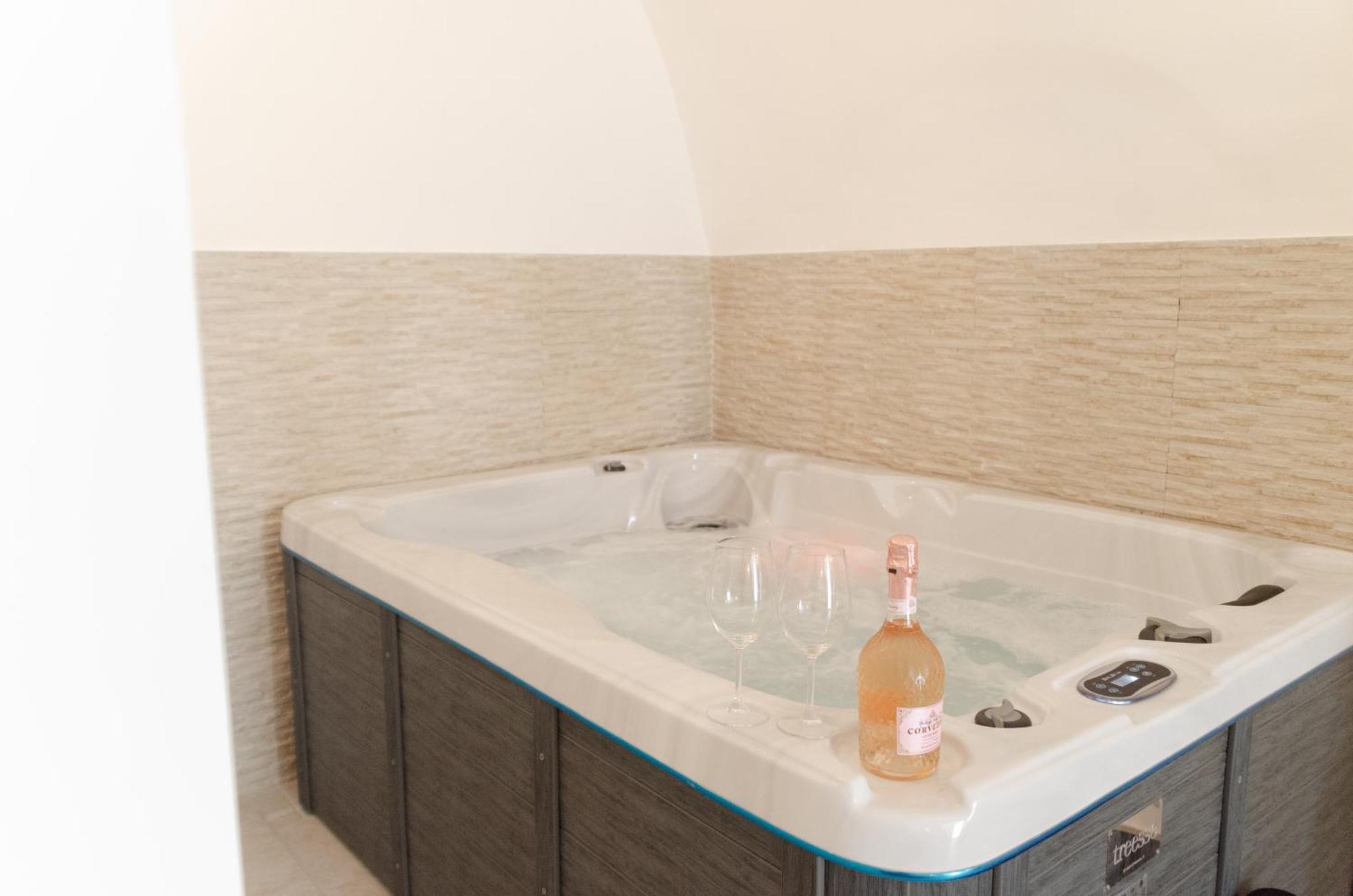 Aca Suite Luxury With Jacuzzi Adelfia Екстер'єр фото