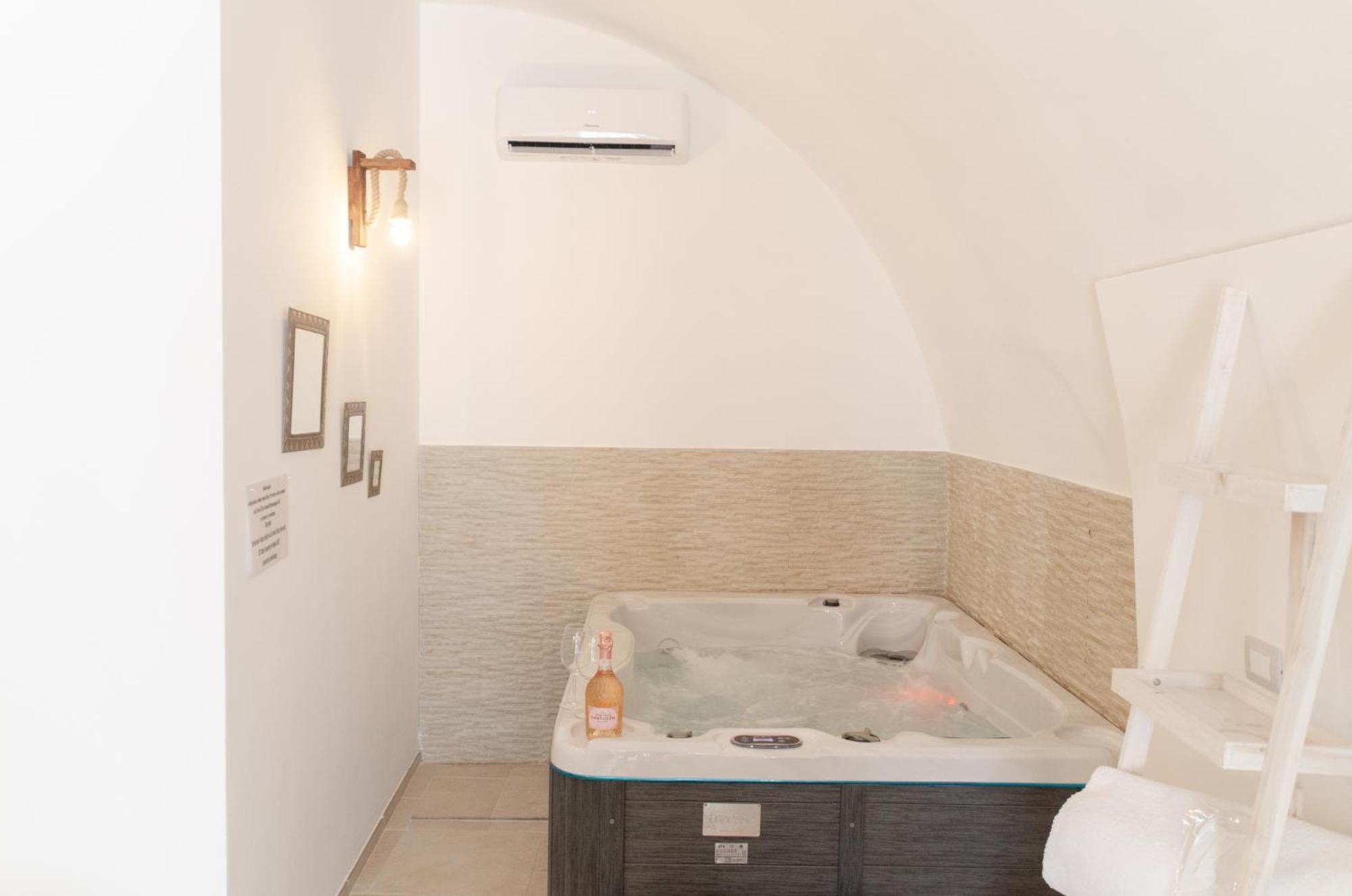 Aca Suite Luxury With Jacuzzi Adelfia Екстер'єр фото