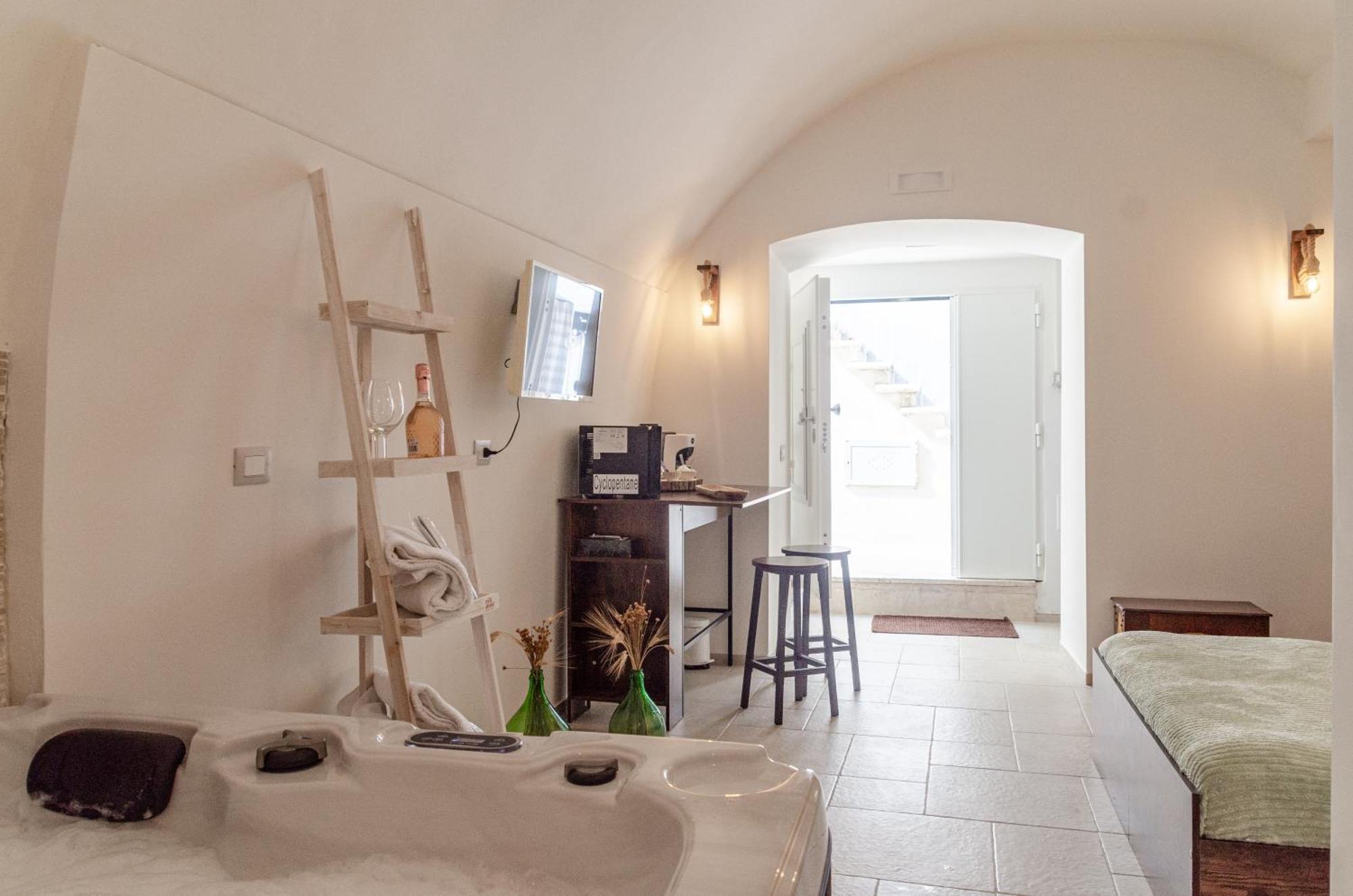 Aca Suite Luxury With Jacuzzi Adelfia Екстер'єр фото